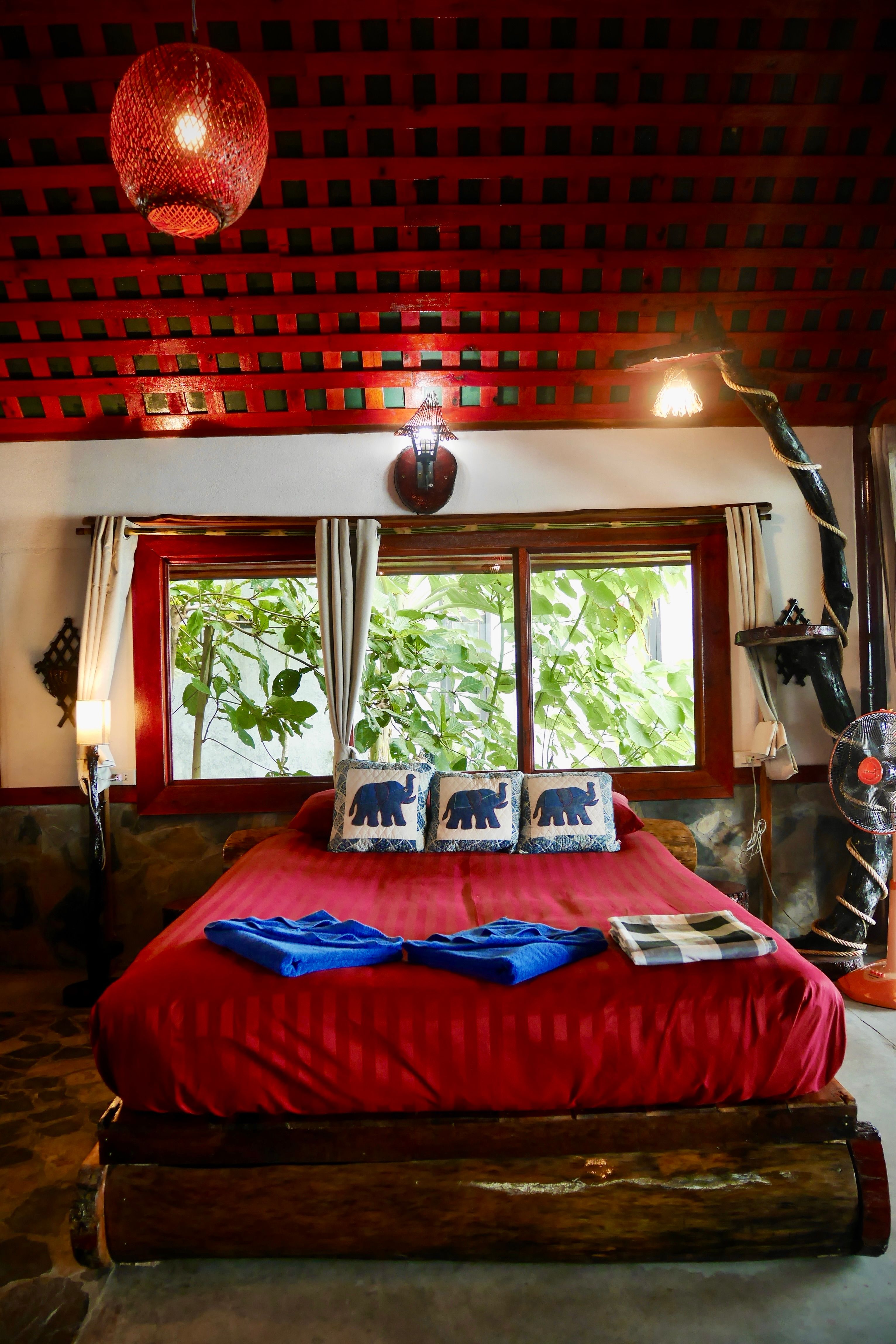 Deluxe Air Conditioned Bungalow on the Rocks 38