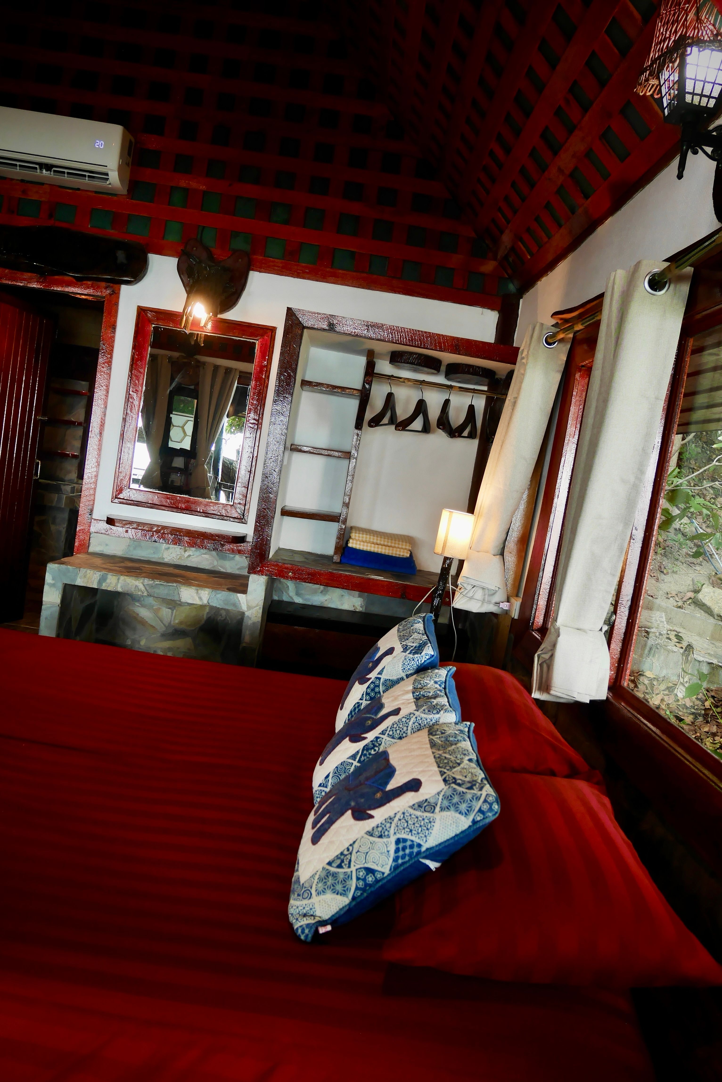 Deluxe Air Conditioned Bungalow on the Rocks 38