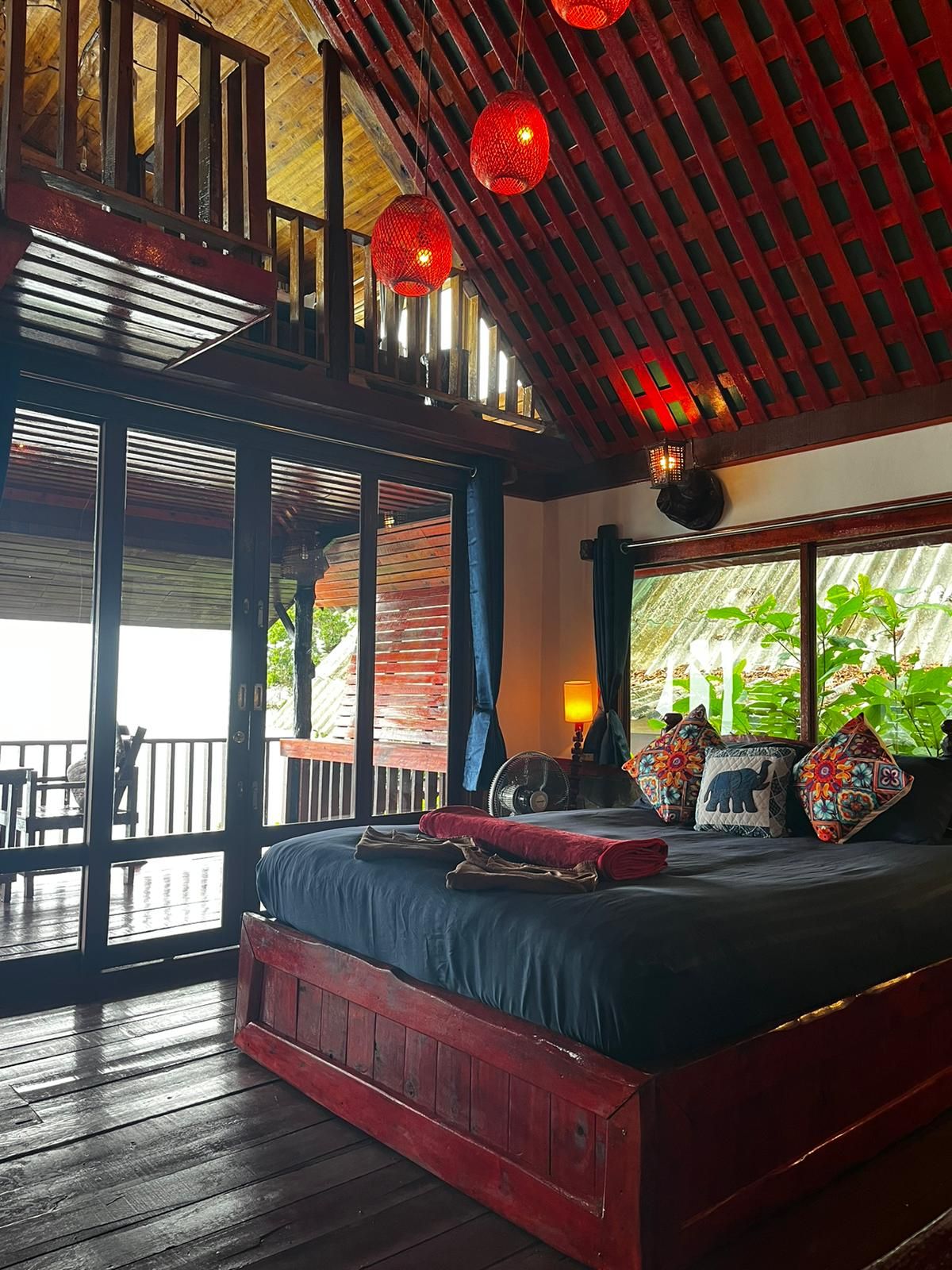 Deluxe Air Conditioned Family Bungalow on the Rocks Number 37