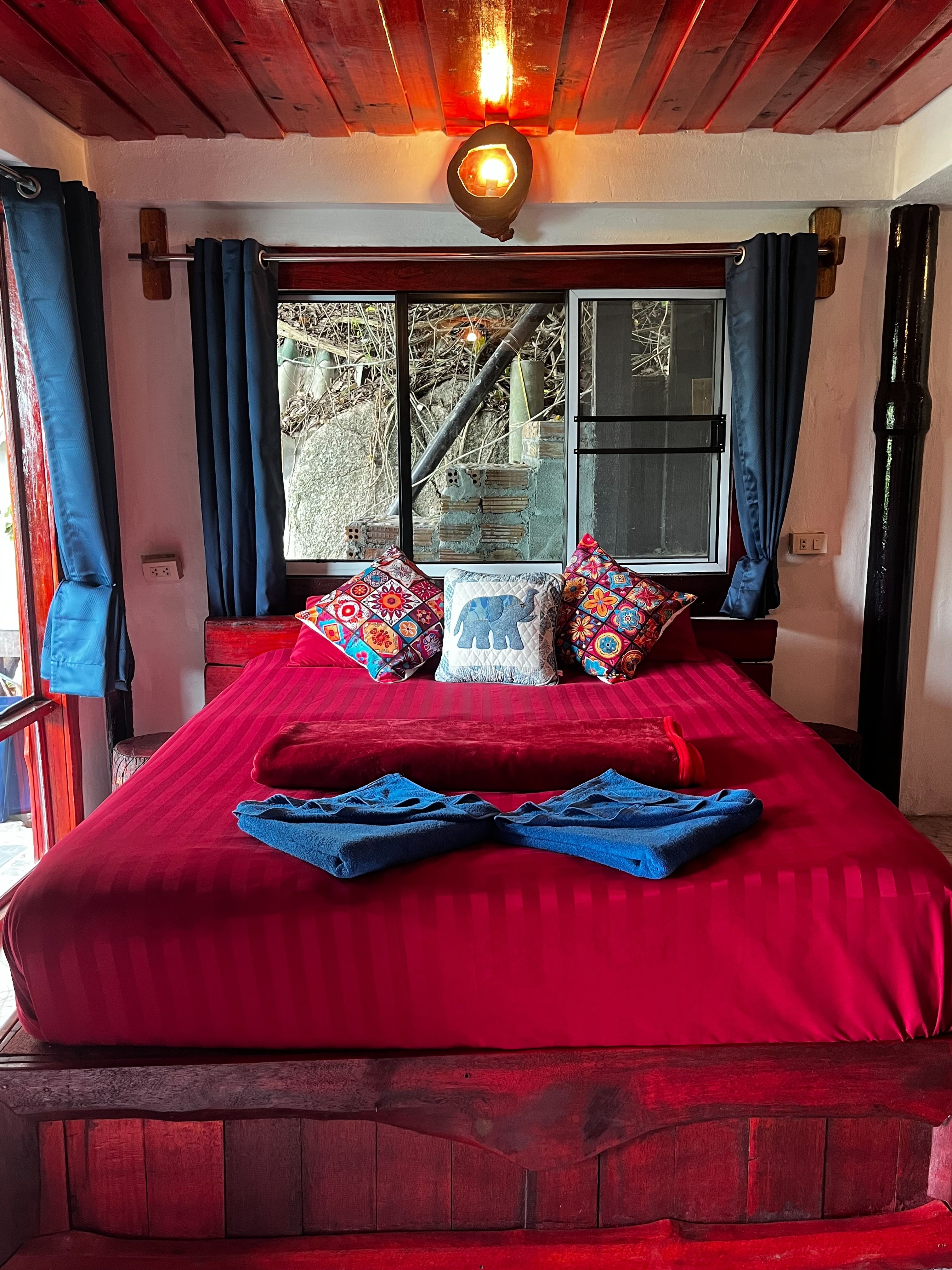 Deluxe Air Conditioned Bungalow on the Rocks 42