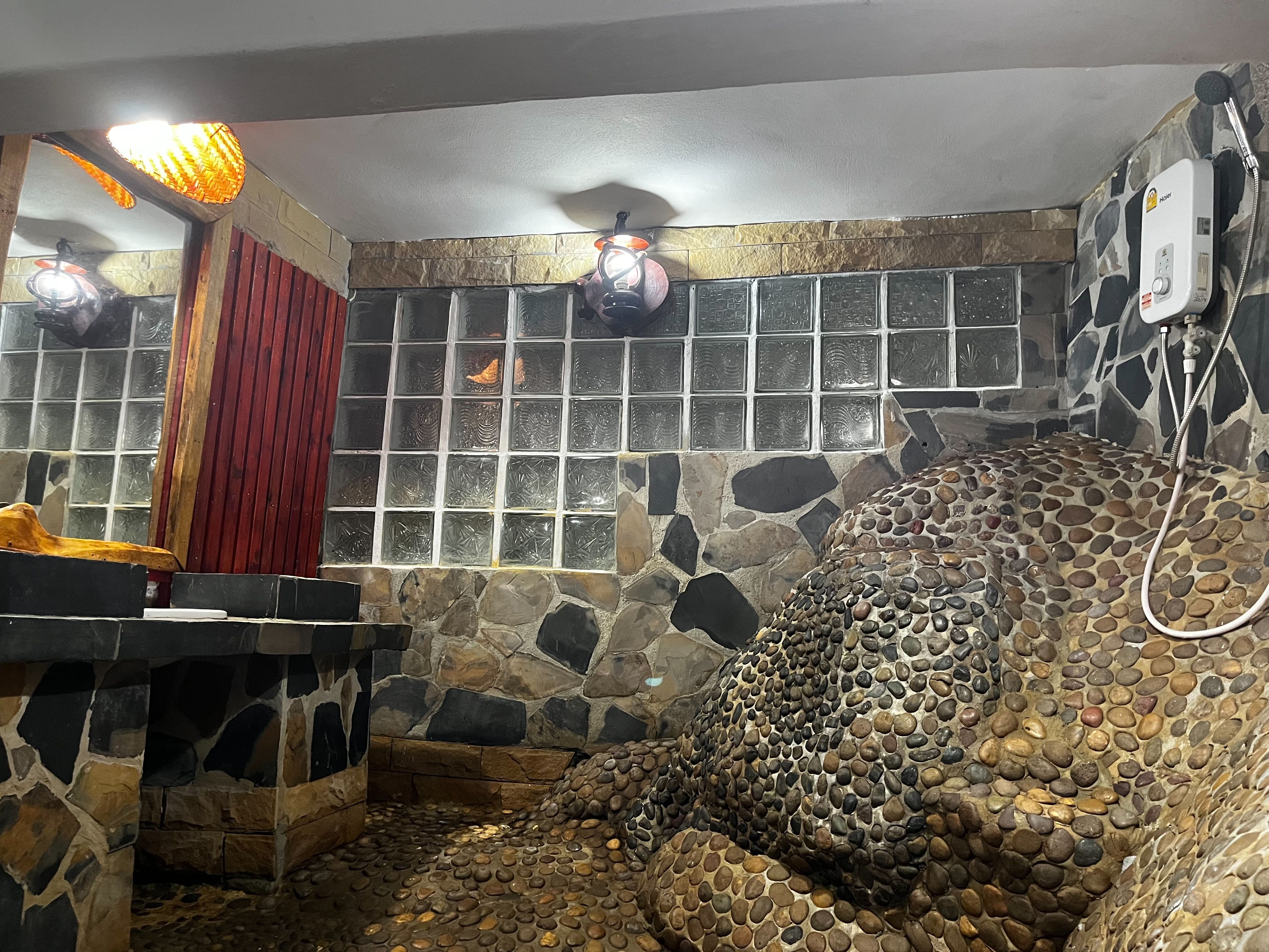 Deluxe Air Conditioned Bungalow on the Rocks 42