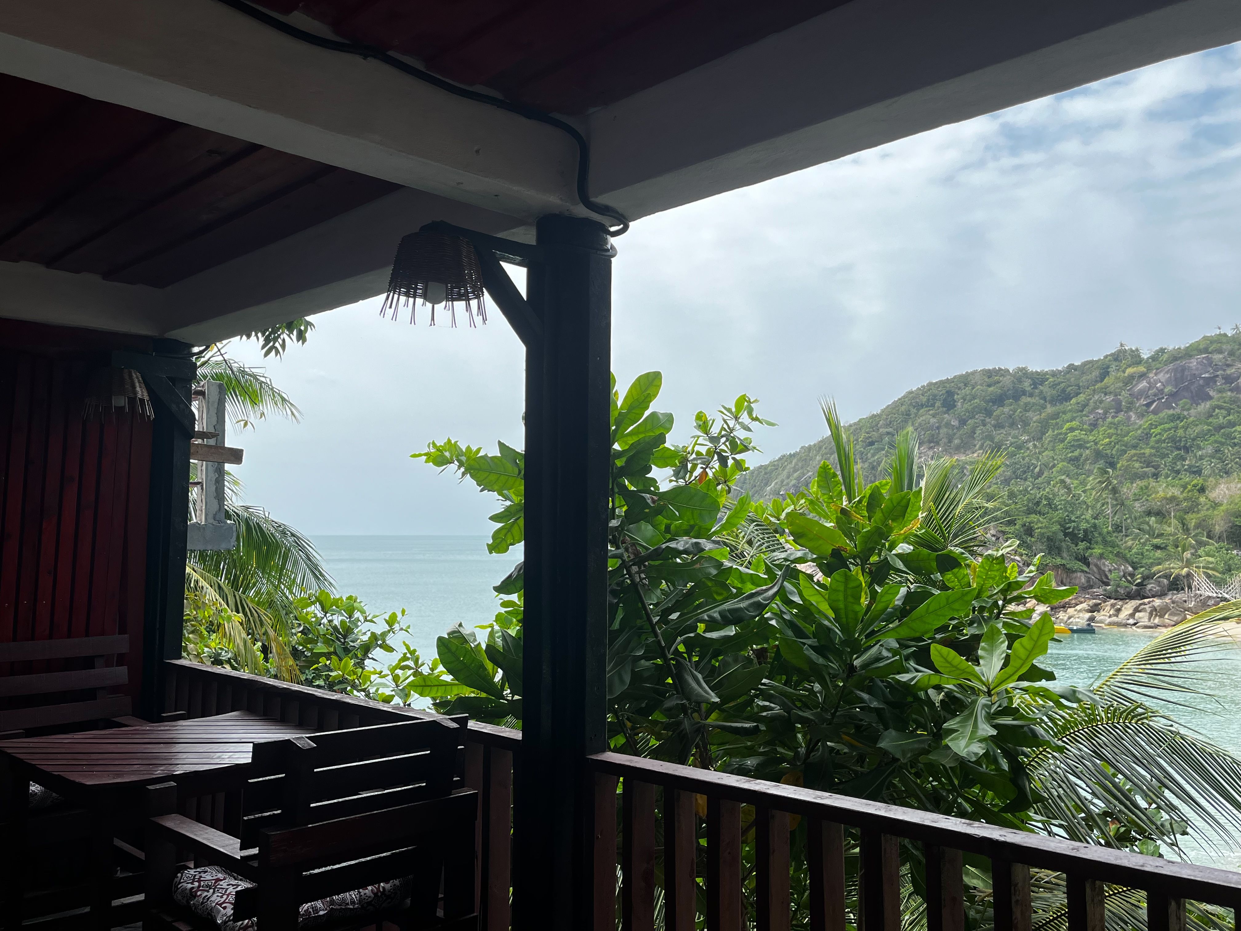 Deluxe Air Conditioned Bungalow on the Rocks 42