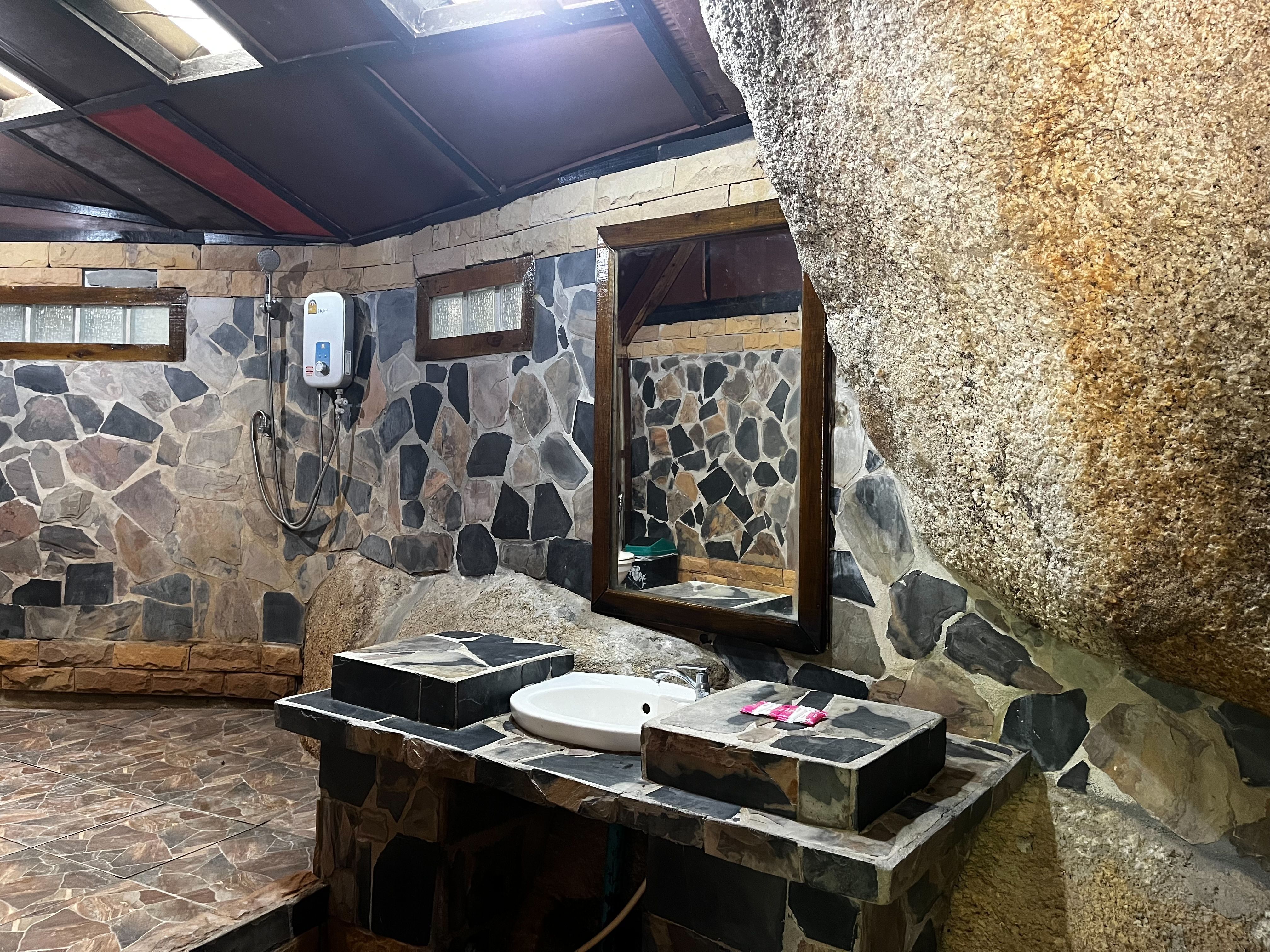 Deluxe Air Conditioned Bungalow on the Rocks 43