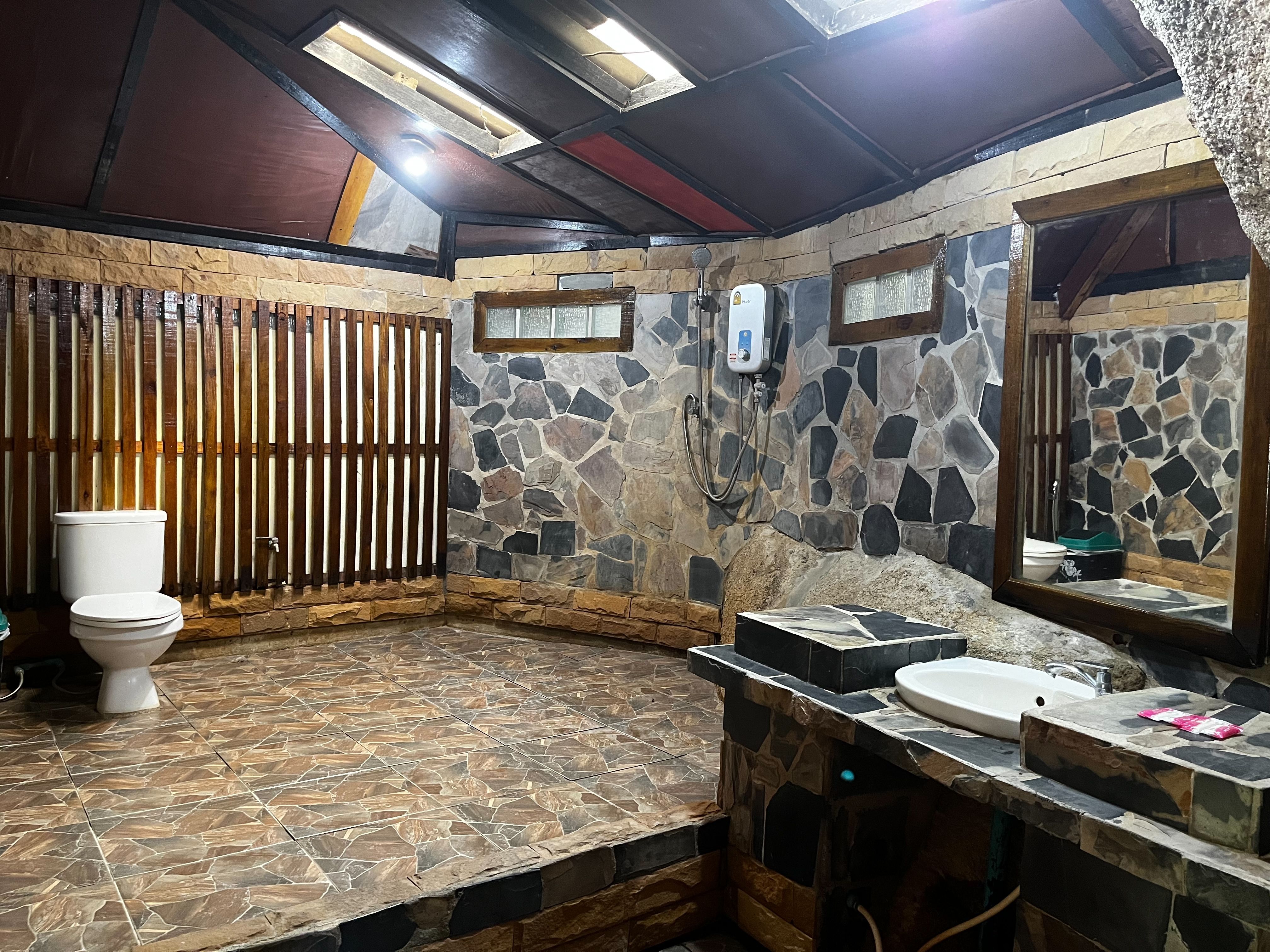 Deluxe Air Conditioned Bungalow on the Rocks 43