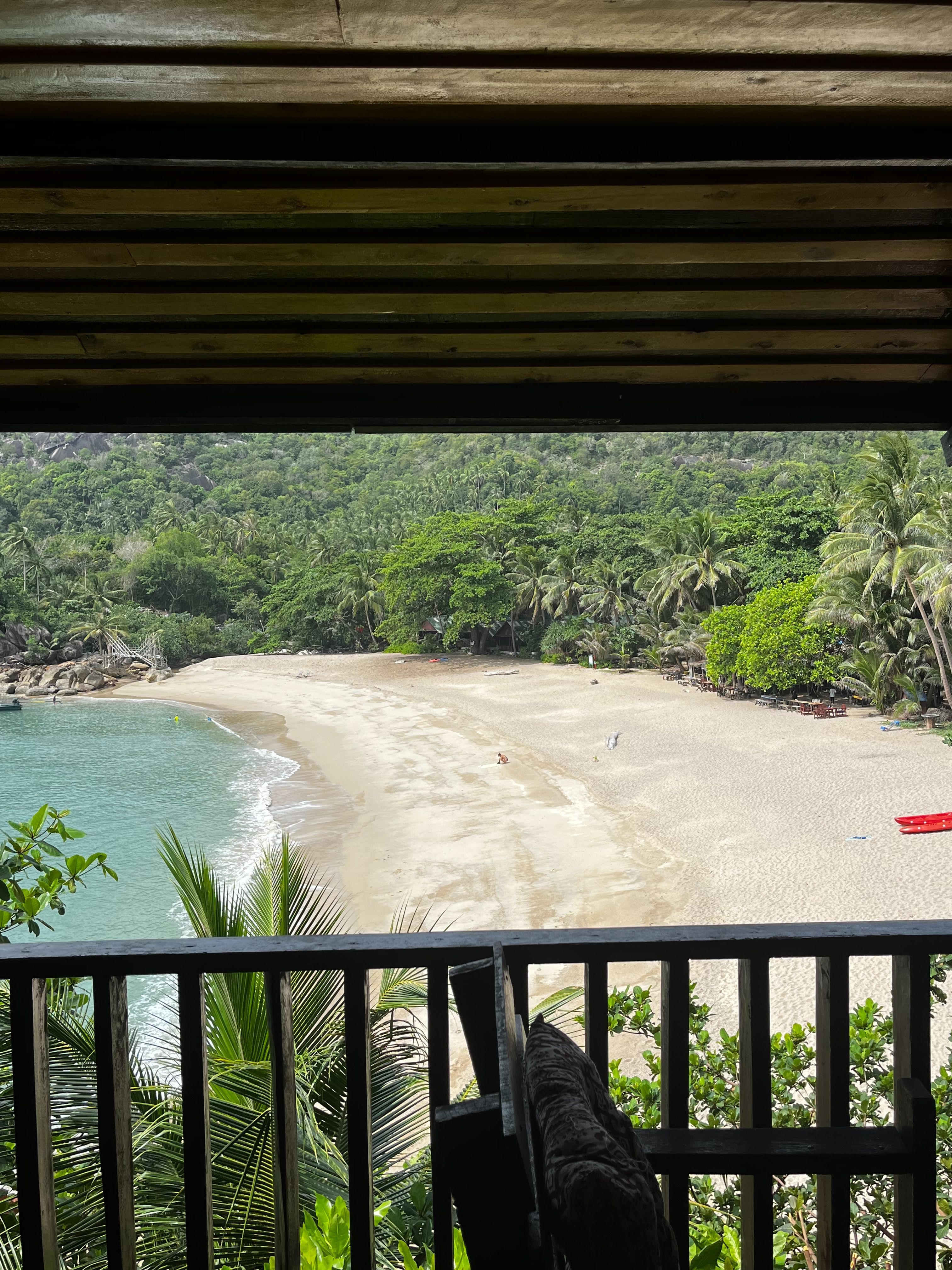 Deluxe Air Conditioned Bungalow on the Rocks 43