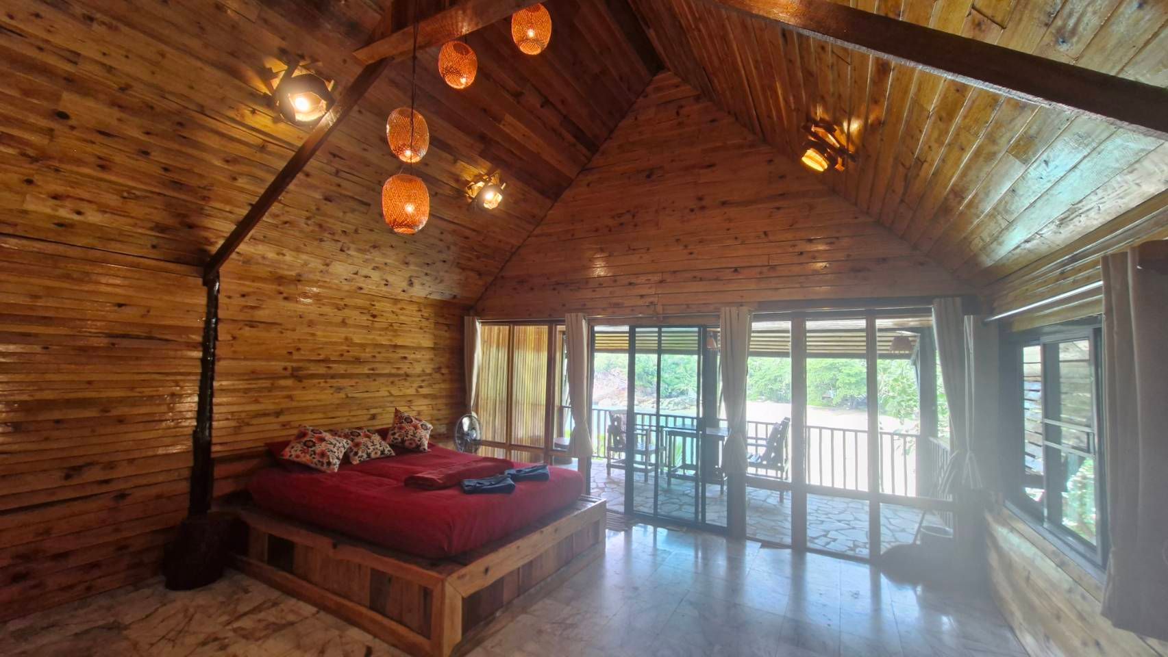 Deluxe Air Conditioned Bungalow on the Rocks 43