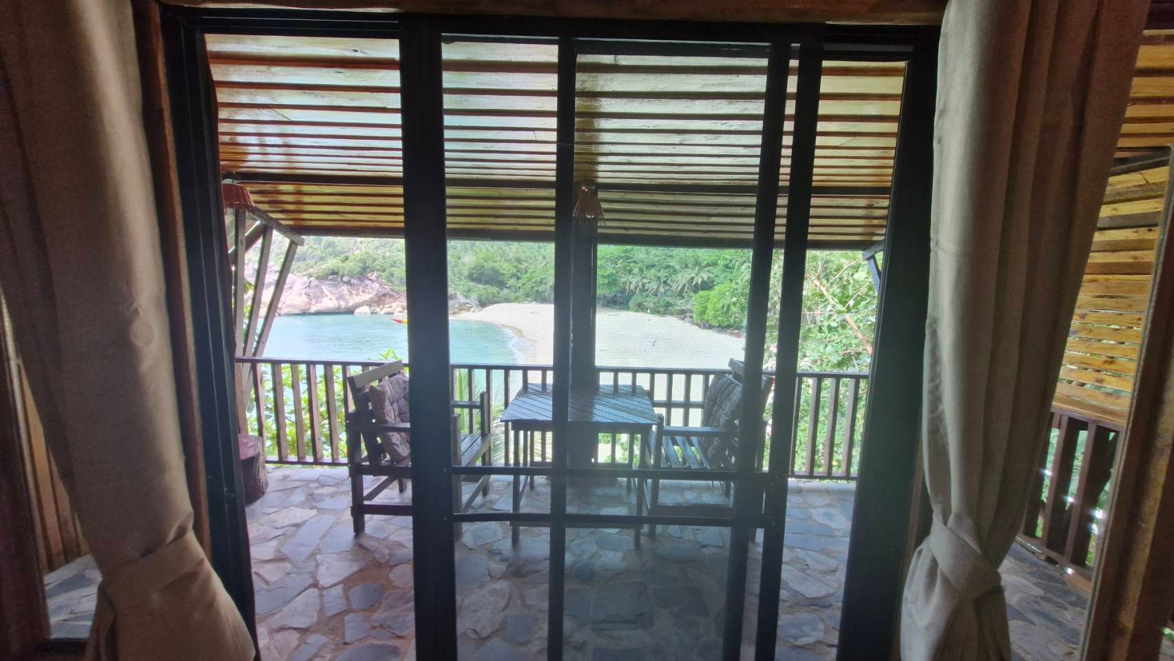 Deluxe Air Conditioned Bungalow on the Rocks 43