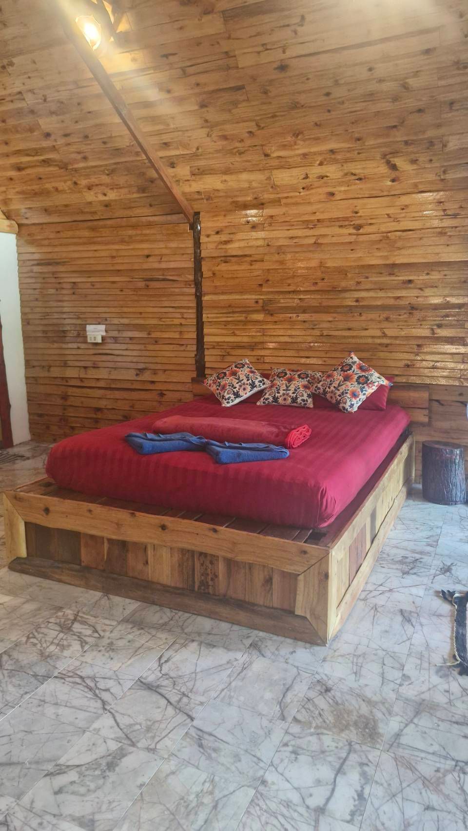 Deluxe Air Conditioned Bungalow on the Rocks 43