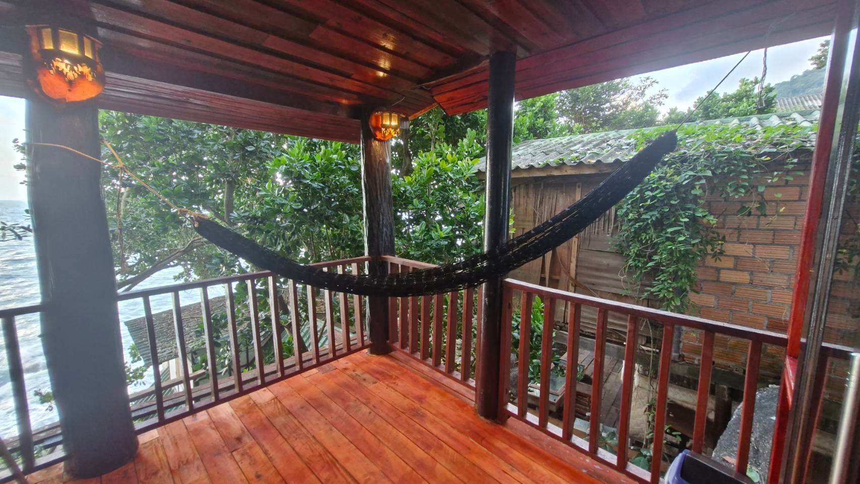 Deluxe Second Row on the Rocks