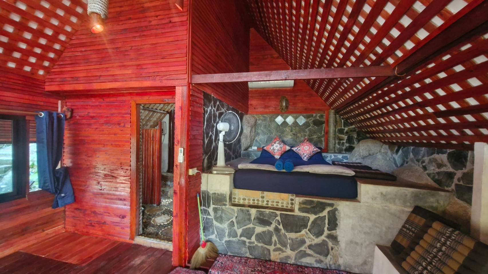 Deluxe Air Conditioned Family Bungalow on the Rocks Number 30