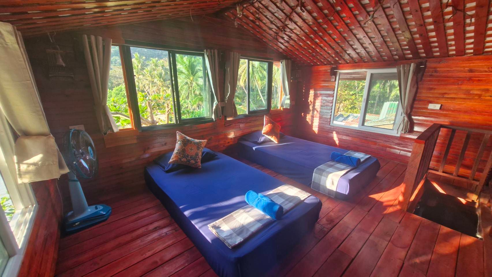 Deluxe Air Conditioned Family Bungalow on the Rocks Number 30