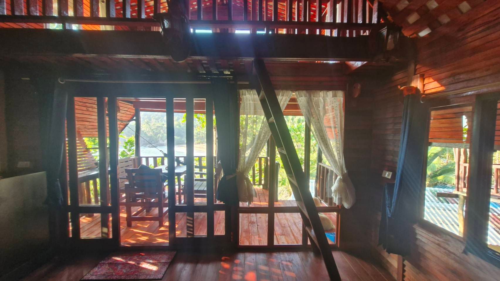 Deluxe Air Conditioned Family Bungalow on the Rocks Number 30