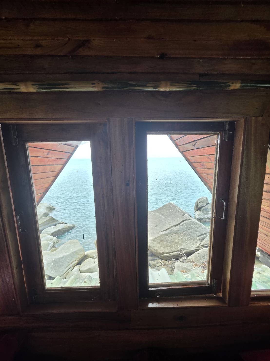 Deluxe Air Conditioned Family Bungalow on the Rocks Number 37/21
