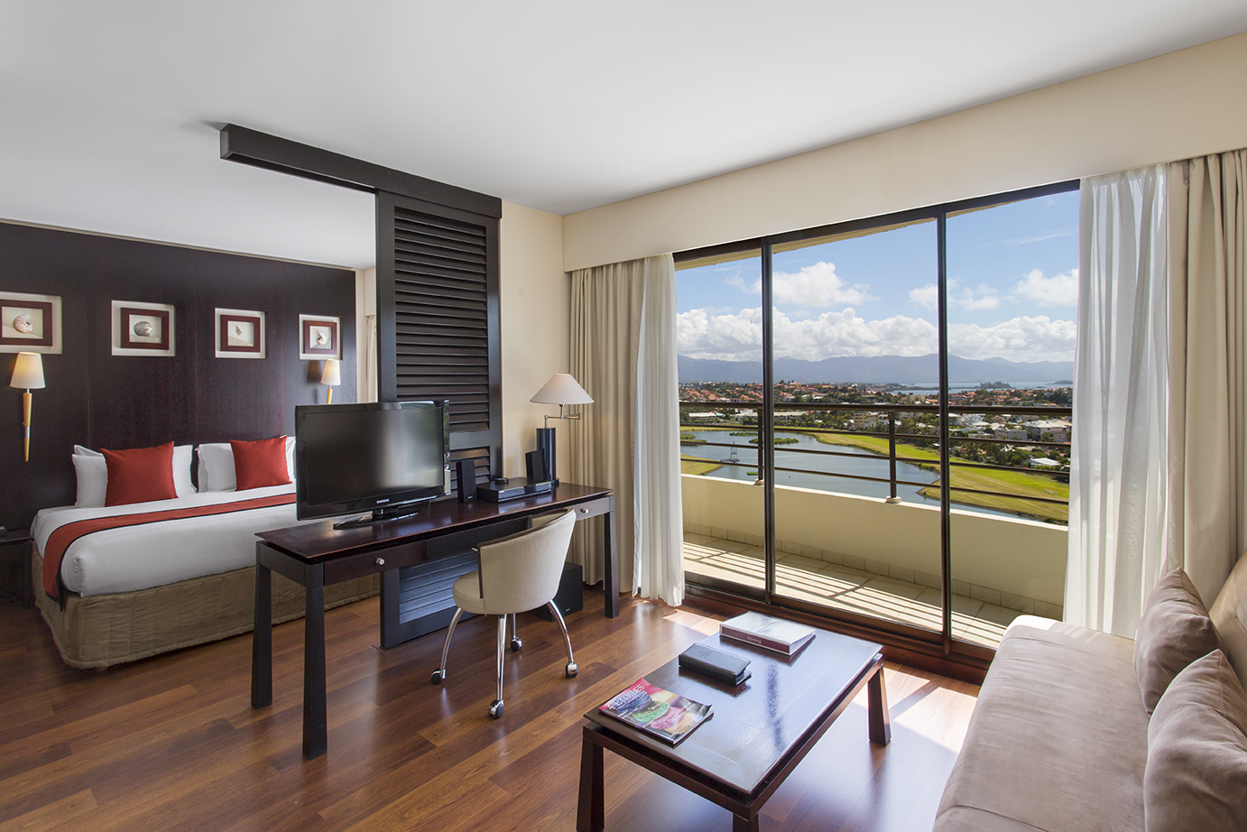 Superior Junior Suite - Racecourse view - 6 nights stay minimum
