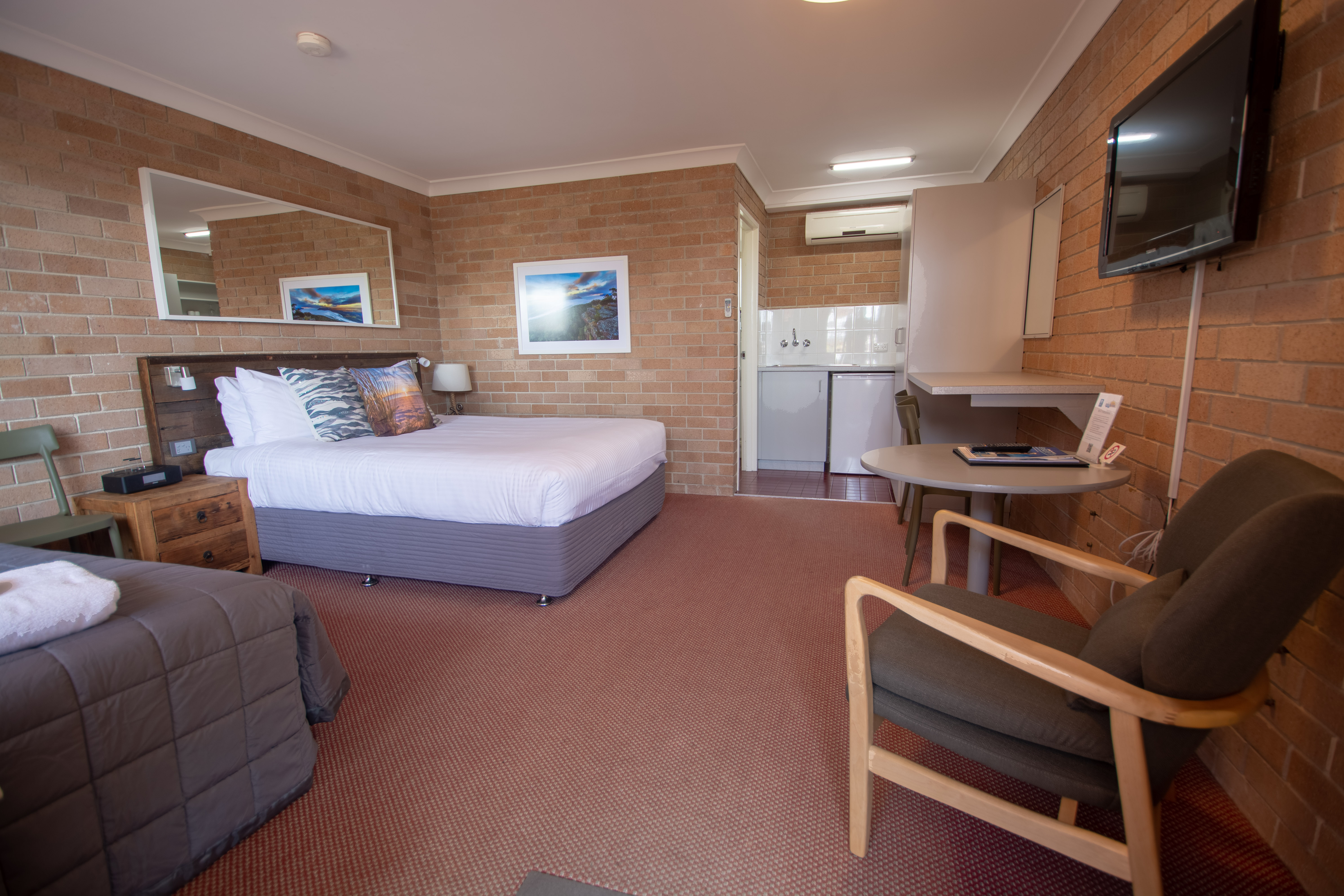 Downstairs Suite - Queen Room 7