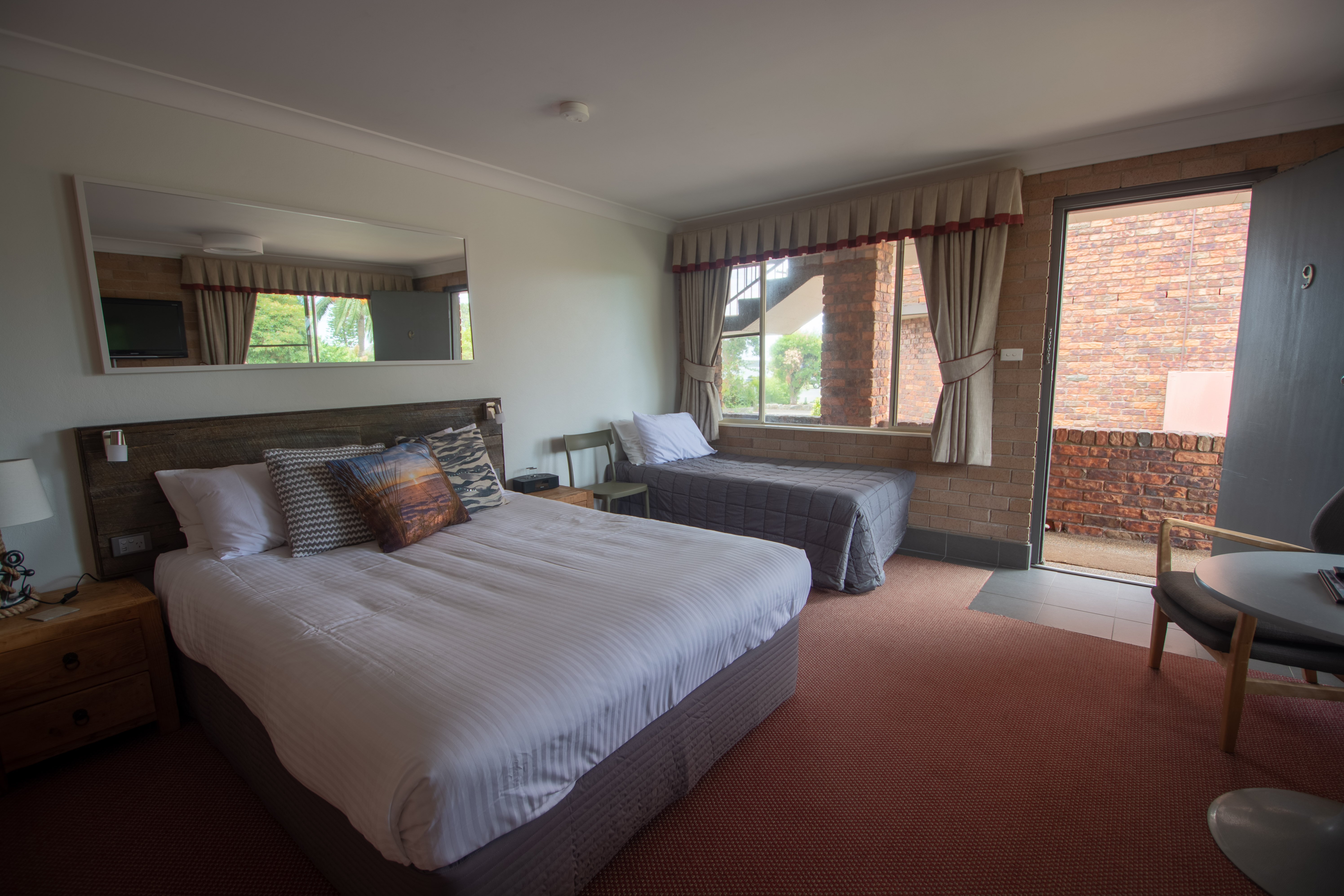 Downstairs Suite - Queen Room 7