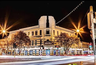 Queen & Single with shared bathroom