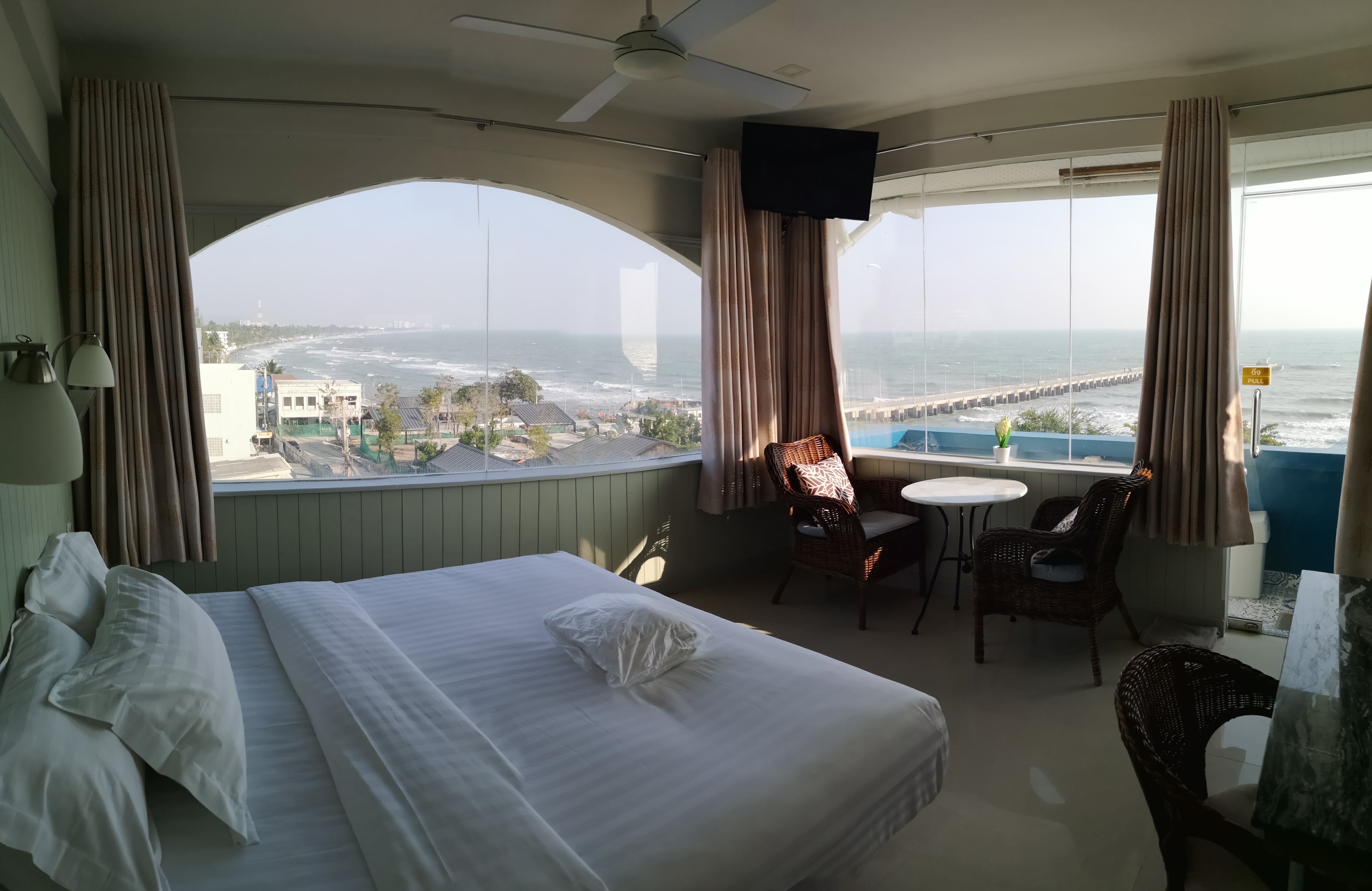 Deluxe Room with Balcony and Sea View