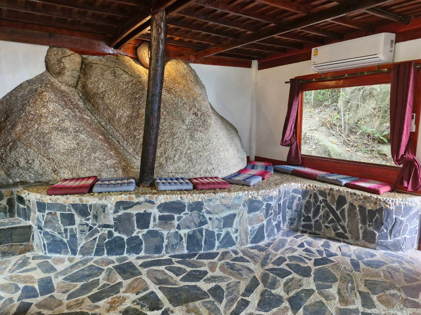 Rocks Suite - second row on the rocks 41